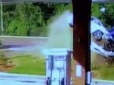 Легковушка на бешеной скорости влетела в заправку