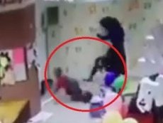 Камеры наблюдения в в ТЦ сняли, как «яжемать» избивает 6-летнего сына