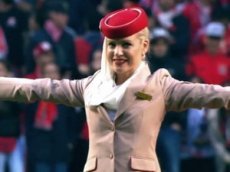 Стюардессы показали болельщикам, как вести себя на стадионе