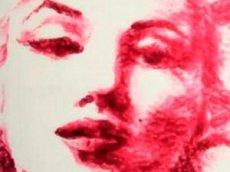 Натали Айриш и её картины, написанные губами
