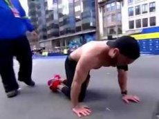 Участник Бостонского марафона дополз до финиша