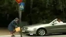 Гнев старушки отправил в нокдаун нетерпеливого драйвера