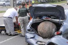 Огромное ядро изуродовало автомобили вместо библиотеки