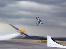 Прыжок на мотоцикле через летящий самолет