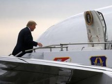 Президент США поднялся на самолет с прилипшей к ботинку «туалетной» бумагой