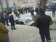 В Рязани автомобиль провалился под землю