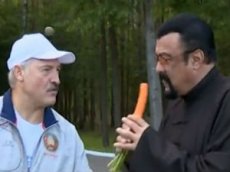 Лукашенко накормил Сигала окрошкой, морковкой и салом