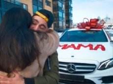 Россиянин установил рекорд в Instagram, подарив маме Mercedes