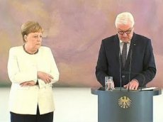 Ангелу Меркель снова затрясло на официальной встрече