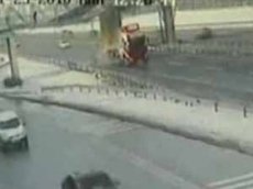 В Турции из-за невнимательности водителя грузовик снес пешеходный мост