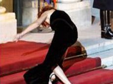 Милен Фармер трижды упала, спеша на ужин к Медведеву