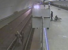Полицейский прыгнул на рельсы метро вслед за упавшим пассажиром