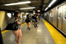 2 000 человек сняли штаны в метро