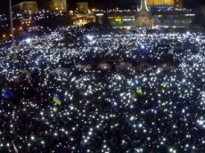 Майдан в Днепропетровске поет гимн Украины