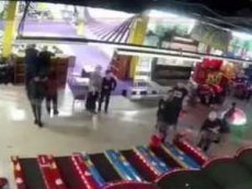 Вырезанный фрагмент видеозаписи с началом пожара в «Зимней вишне»