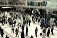 Танцы в холле Ливерпульского вокзала в Лондоне