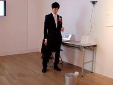 Мусорная корзина ловит мусор на лету