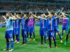 Исландцы празднуют победу над англичанами танцем викингов