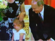 Владимир Путин утешил плачущую девочку на церемонии в Кремле