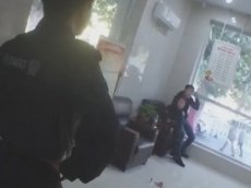 Связанный полицейский обезоружил преступника и спас заложницу