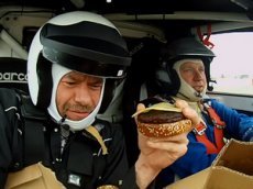 Блогер попытался приготовить бургер в ралли-каре