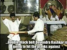 Об индийца сломали 251 деревянную доску