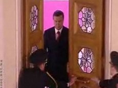 Януковича чуть не прибило дверью
