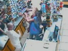 Охранник супермаркета избил девушку-кассира