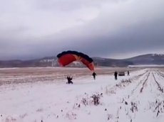 Экстремалы сняли на видео, как их друг насмерть разбился на параплане