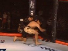 Судья «удушил» бойца ММА после нокаута