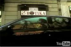 Cекс-машина зазывает клиентов в магазин для взрослых