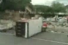 Самолет крылом перевернул грузовик