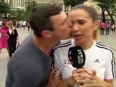 Фанат взбесил журналистку поцелуем в прямом эфире