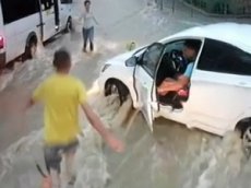 Спасение ребенка во время потопа в Севастополе