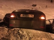 Hyundai на скорости пробил ограждение и упал в воду в Пушкине
