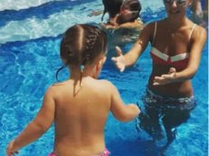 Татьяна Навка учит дочь плавать