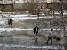 Студенты сдавали зачет на лыжах по щиколотку в воде