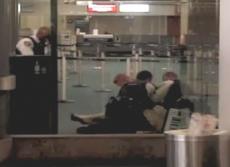 В аэропорту Ванкувера полицейские убили поляка, приехавшего к матери
