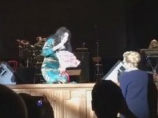 Лолита во время концерта встала на колени перед Мизулиной