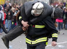 В пригородах Парижа на полицейских охотятся с дробовиками