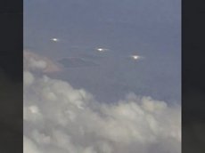 Пассажиры самолета сняли на видео три корабля инопланетян