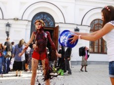Голые женщины пытались сорвать выборы в Мосгордуму