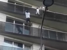 Житель Парижа забрался по стене на четвертый этаж, чтобы спасти ребенка