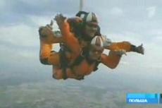 84-летняя старушка прыгнула с парашютом