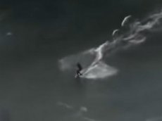 20-метровая волна накрыла серфера в Португалии