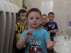 5-летний малыш провел мастер-класс по мытью рук
