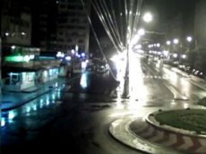 Трюкач в Румынии перепрыгнул на машине круговое препятствие