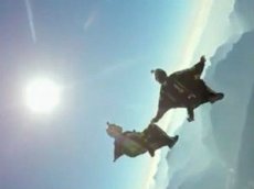 Прыжок в вингсьюте с высоты 4 км сняли на видео