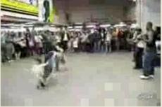 Во время брейк-фестиваля танцор покалечил ребенка