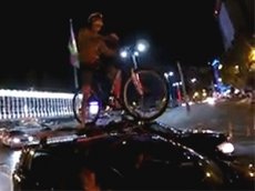 Водитель прокатил велосипедиста на крыше авто